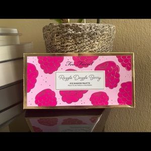 Too faced razzle dazzle berry eyeshadow